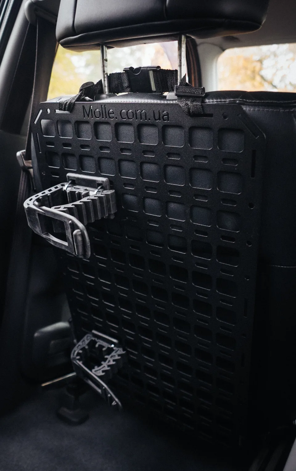 АК зафіксований затискачами на MOLLE панелі